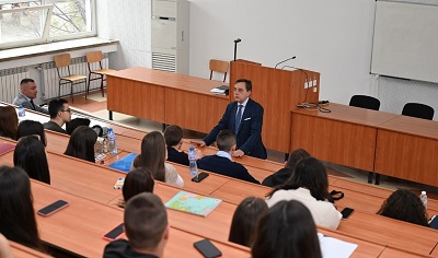 Зам.-министърът на финансите Александър Свраков с лекция в УНСС